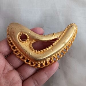 Elegant Gold Brooch Pin Women's Jewelry Piece